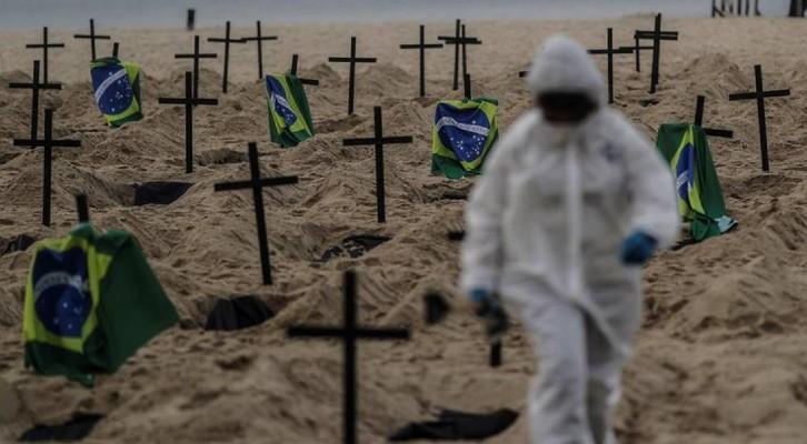 Impactante protesta en Río: cavan fosas en la playa de Copacabana