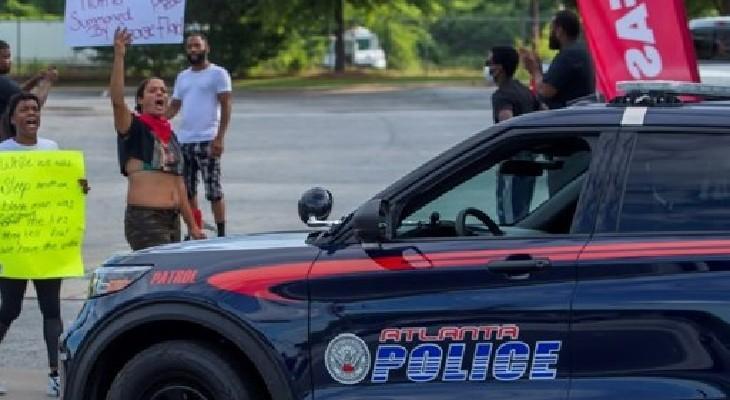 Policías matan a tiros a un joven afroamericano en Atlanta