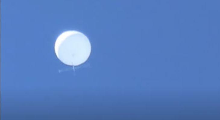 Desconcierto por un misterioso globo blanco en el cielo de Japón