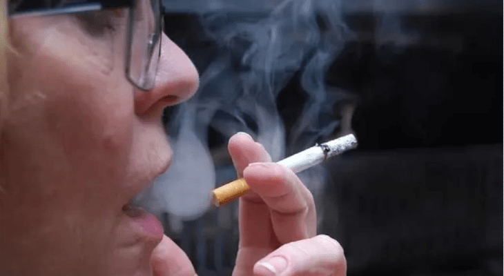 Advierten que el uso del cigarrillo aumenta la transmisión del coronavirus