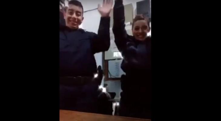 Policías se filmaron bailando y fueron separados de la fuerza Policías se filmaron bailando y fueron separados de la fuerza