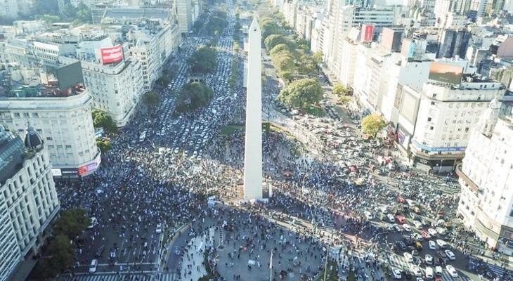 "Banderazos" contra el Gobierno en distintos puntos del país "Banderazos" contra el Gobierno en distintos puntos del país