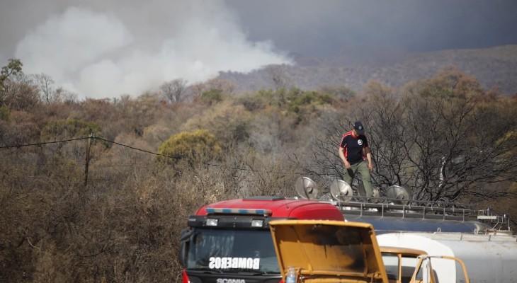 El fuego sigue sin control y se acercaba al Dique San Roque El fuego sigue sin control y se acercaba al Dique San Roque