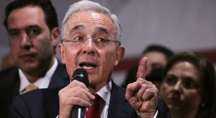 Dictan la prisión domiciliaria para el ex presidente Uribe Dictan la prisión domiciliaria para el ex presidente Uribe