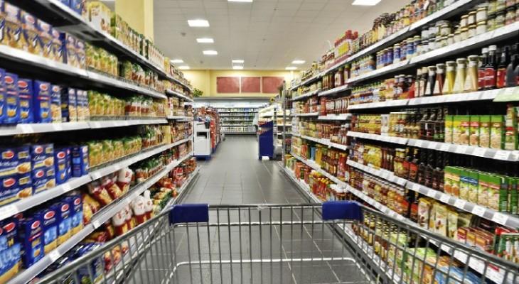El costo de vida aumentó 2,7% en agosto, impulsado por los alimentos