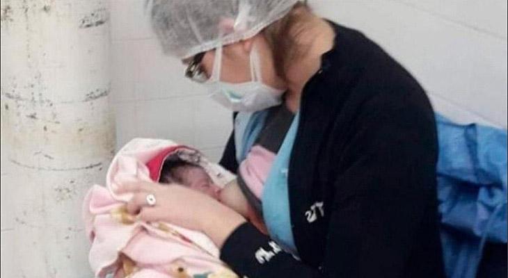Se viralizó la imagen de una enfermera que amamantó a un recién nacido