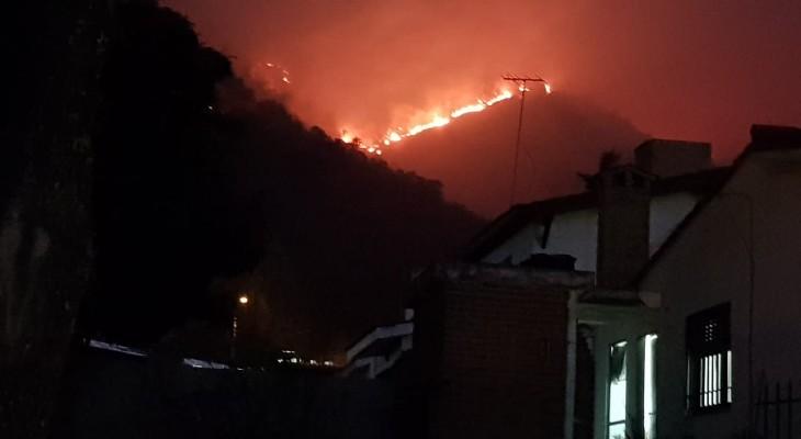 Evacuados y heridos por incendios activos en Unquillo y Carlos Paz