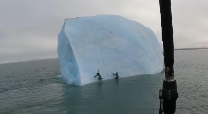 Un iceberg se dio vuelta mientras dos escaladores lo trepaban