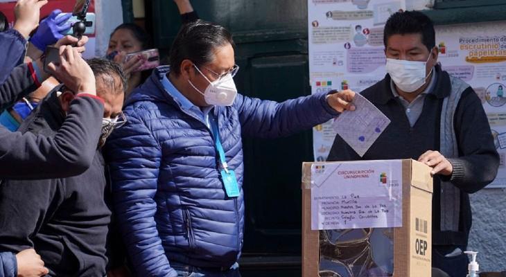 Bolivia cerró las elecciones en paz y espera los resultados de un lento escrutinio