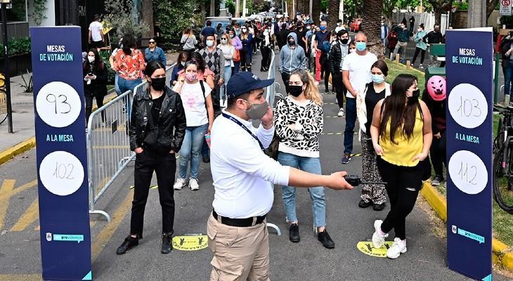 Largas filas y estrictas medidas sanitarias en el histórico plebiscito chileno