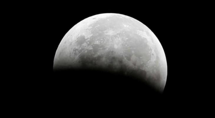 Dos estudios relevaron que la Luna contiene más agua de lo que se creía