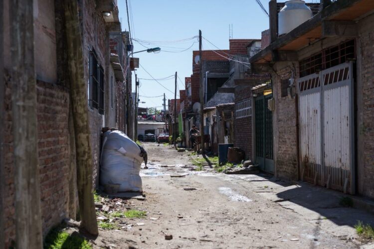 Arroyo aseguró que ya inició la urbanización de barrios populares