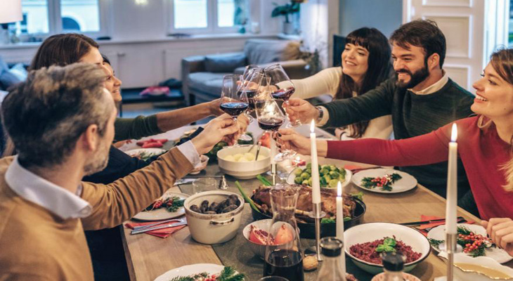 España planea una Navidad con cena de seis personas y toque de queda