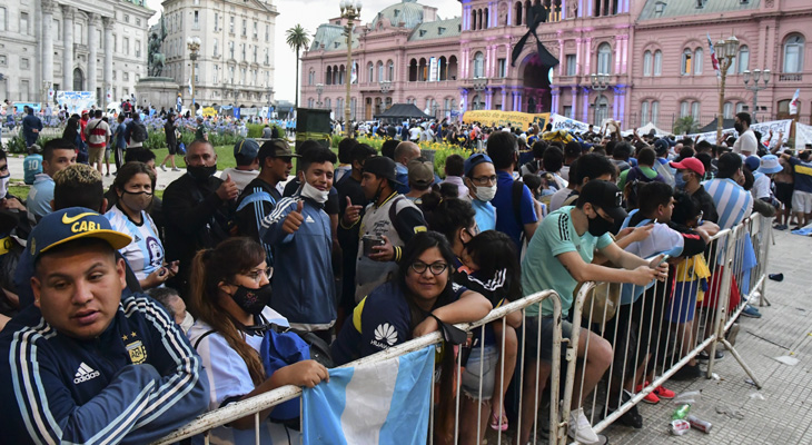 Maradona recibe una multitudinaria despedida en la Casa Rosada