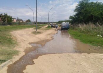 Reclamo a Aguas Cordobesas por un caño roto “desconocido”