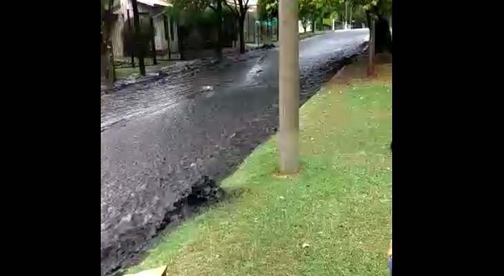 La lluvia formó ríos negros con las cenizas de los incendios en Carlos Paz