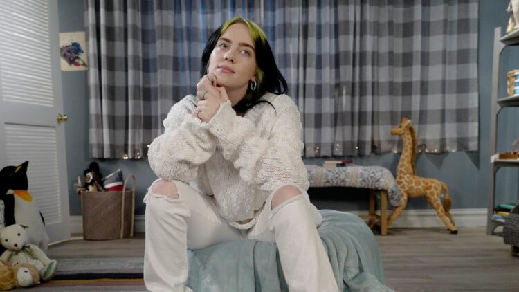 Billie Eilish confesó que duerme con los padres