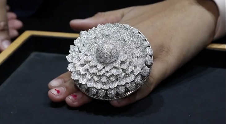 Este es el anillo con mayor cantidad de diamantes en todo el mundo