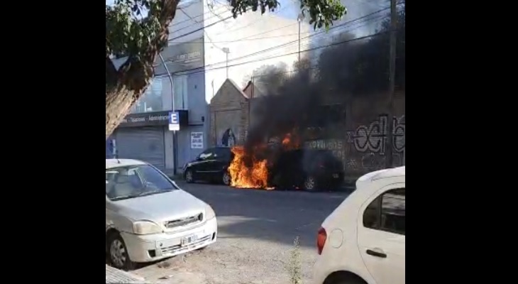 Se incendiaron dos autos en barrio Alta Córdoba