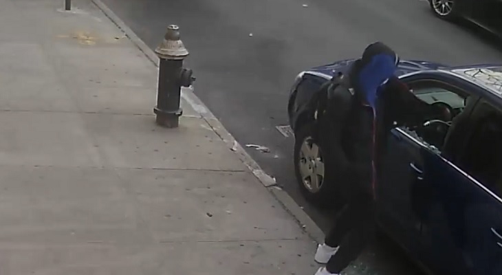 A sangre fría: tiroteó a dos personas dentro de un auto en Nueva York