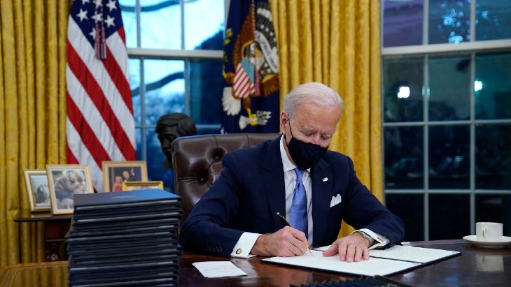 Rápida vuelta de página de Biden con sus primeras medidas