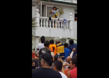 Así fue el festejo por el cumpleaños de “la Mona” frente a su casa