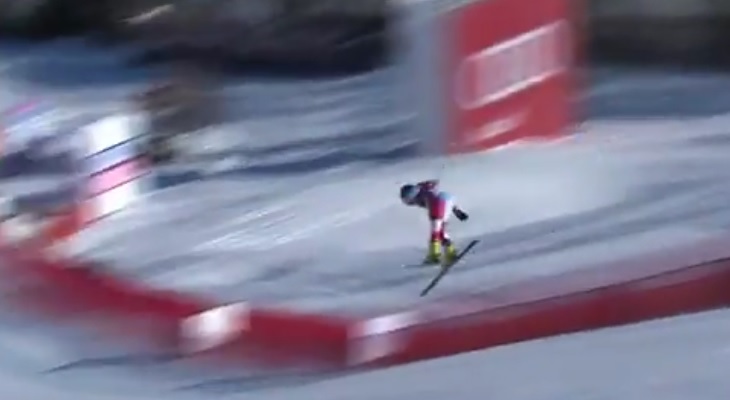 Un esquiador aterrizó sobre la nieve a 140 kilómetros por hora