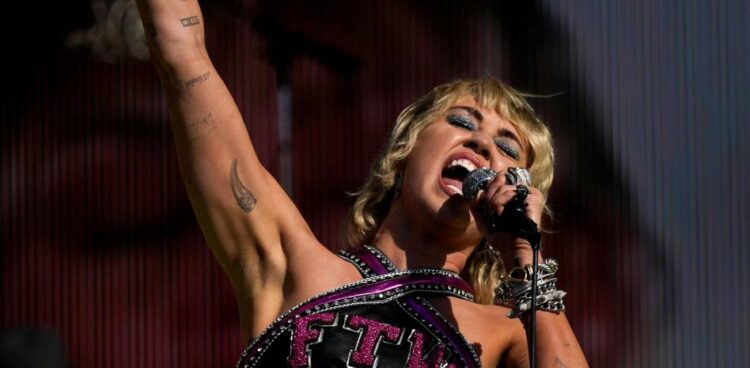 Miley Cyrus se emocionó en el Super Bowl:“Cada quién sufre de distintas maneras”