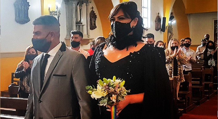 Una pareja trans se casó por iglesia con todos los ritos del catolicismo
