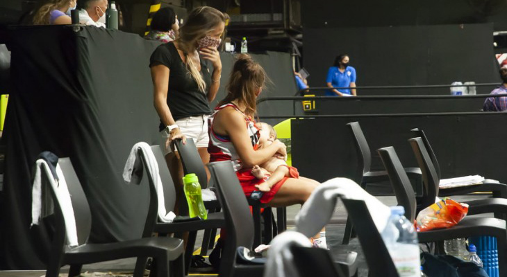 Una jugadora amamantó a su bebé en el entretiempo de un partido