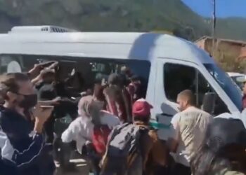 Chubut: lanzaron piedras contra el vehículo de Alberto Fernández