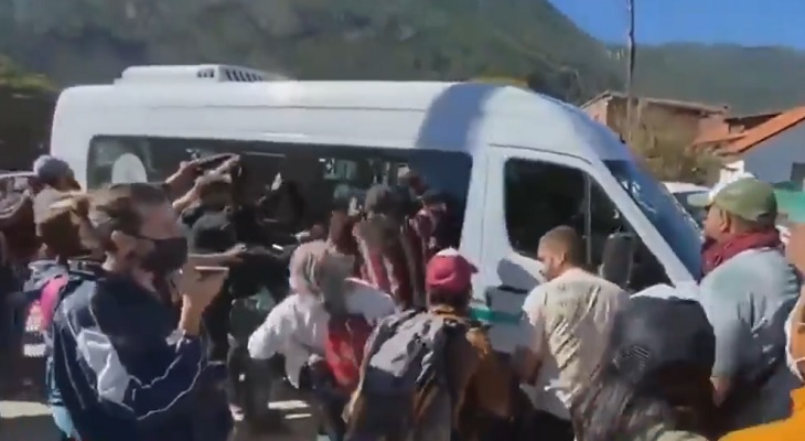 Chubut: lanzaron piedras contra el vehículo de Alberto Fernández