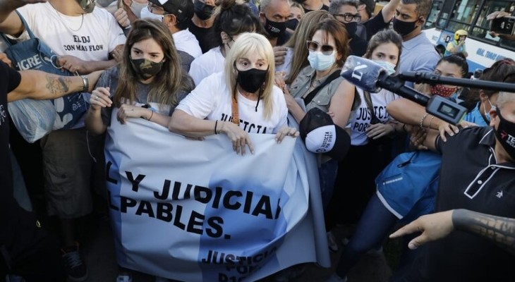 Con Dalma y Gianinna, manifestantes pidieron justicia por Maradona