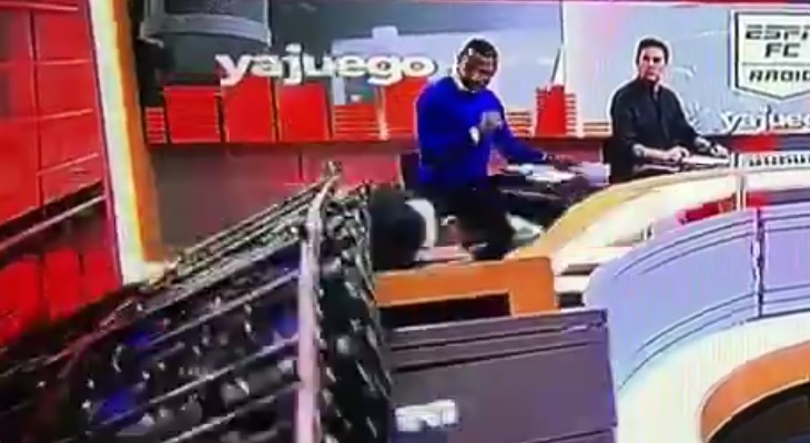 Una pantalla gigante aplastó a un periodista durante un programa de TV