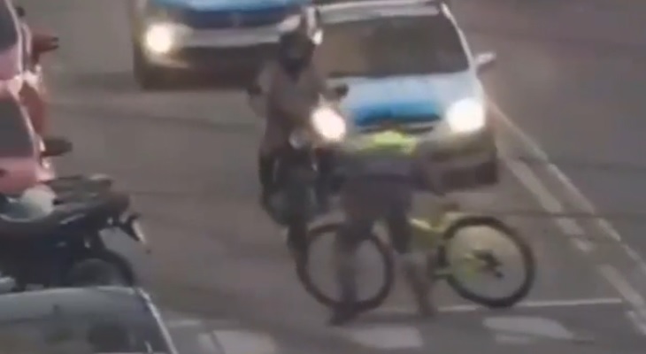 Utilizó su bicicleta para atrapar a un fugitivo en una persecución