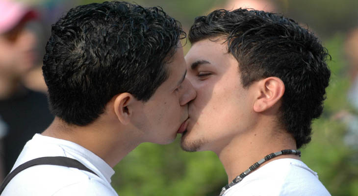 El Vaticano prohíbe a los sacerdotes bendecir a parejas del mismo sexo