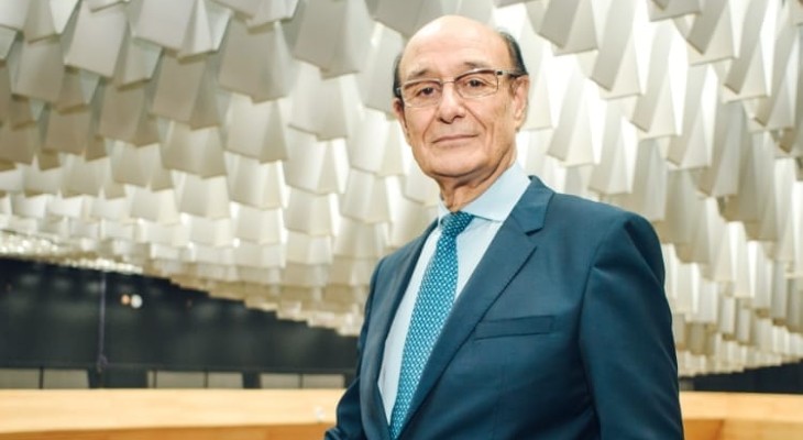 González, un cirujano que no opera en el quirófano