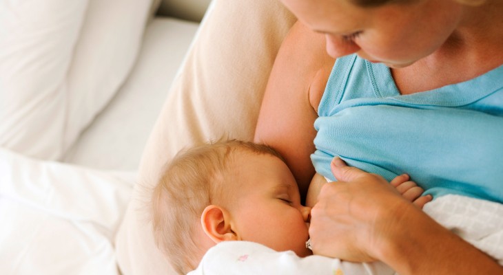Madres vacunadas trasmiten sus anticuerpos a través de la lactancia