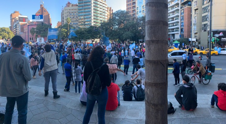 Asistentes a las protestas en Patio Olmos se presentaron ante la UFES