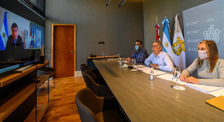 Llaryora presentó al ministro Arroyo la tarjeta municipal Activa