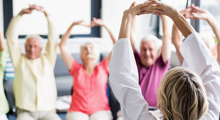 Practicar Yoga es beneficioso para la salud de los mayores