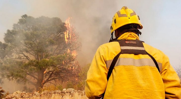 Bomberos combaten un incendio en Malagueño