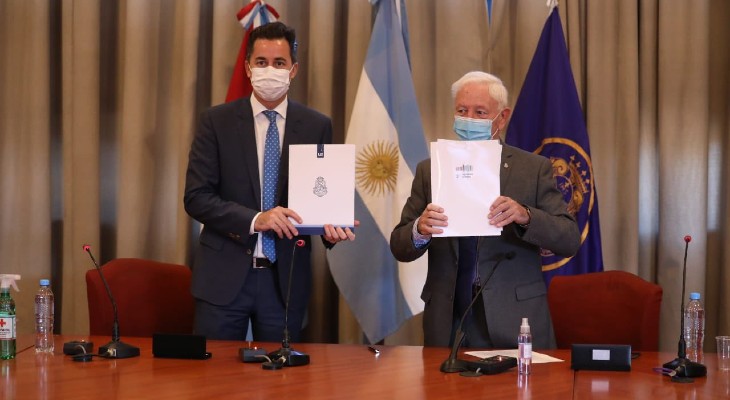Calvo firmó con la UNC un convenio de colaboración