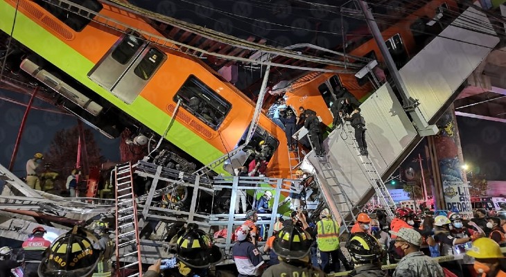 Cayó un tren tras desplomarse un tramo de un puente en México