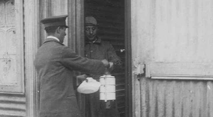 Una foto del año 1928 muestra cómo recibía víveres un enfermo aislado por una epidemia en Buenos Aires