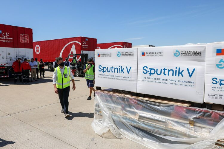 Llegaron 500.000 dosis Sputnik V para inmunizar a mayores de 60 años