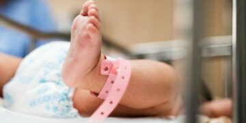 Un bebé prematuro nació con coronavirus y es el primero