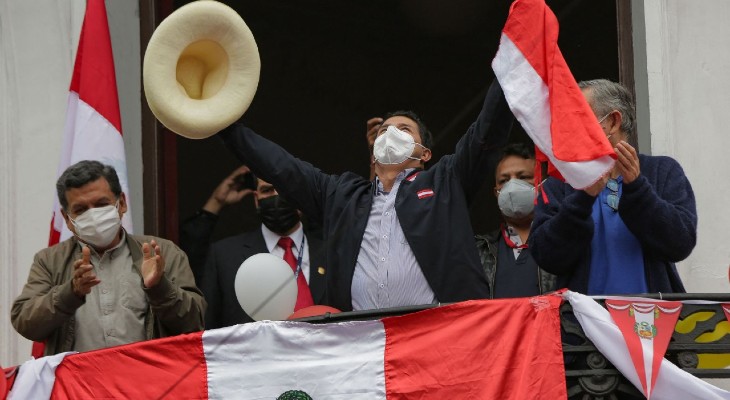 Castillo dio vuelta el escrutinio pero Perú aún debe esperar
