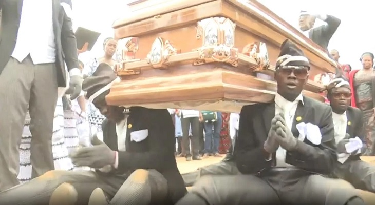 Suspenden un funeral porque el “fallecido” aún se movía en el cajón