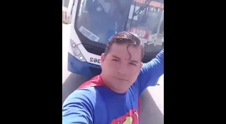 Un ‘Superman’ brasileño quiso parar un ómnibus, pero fue atropellado